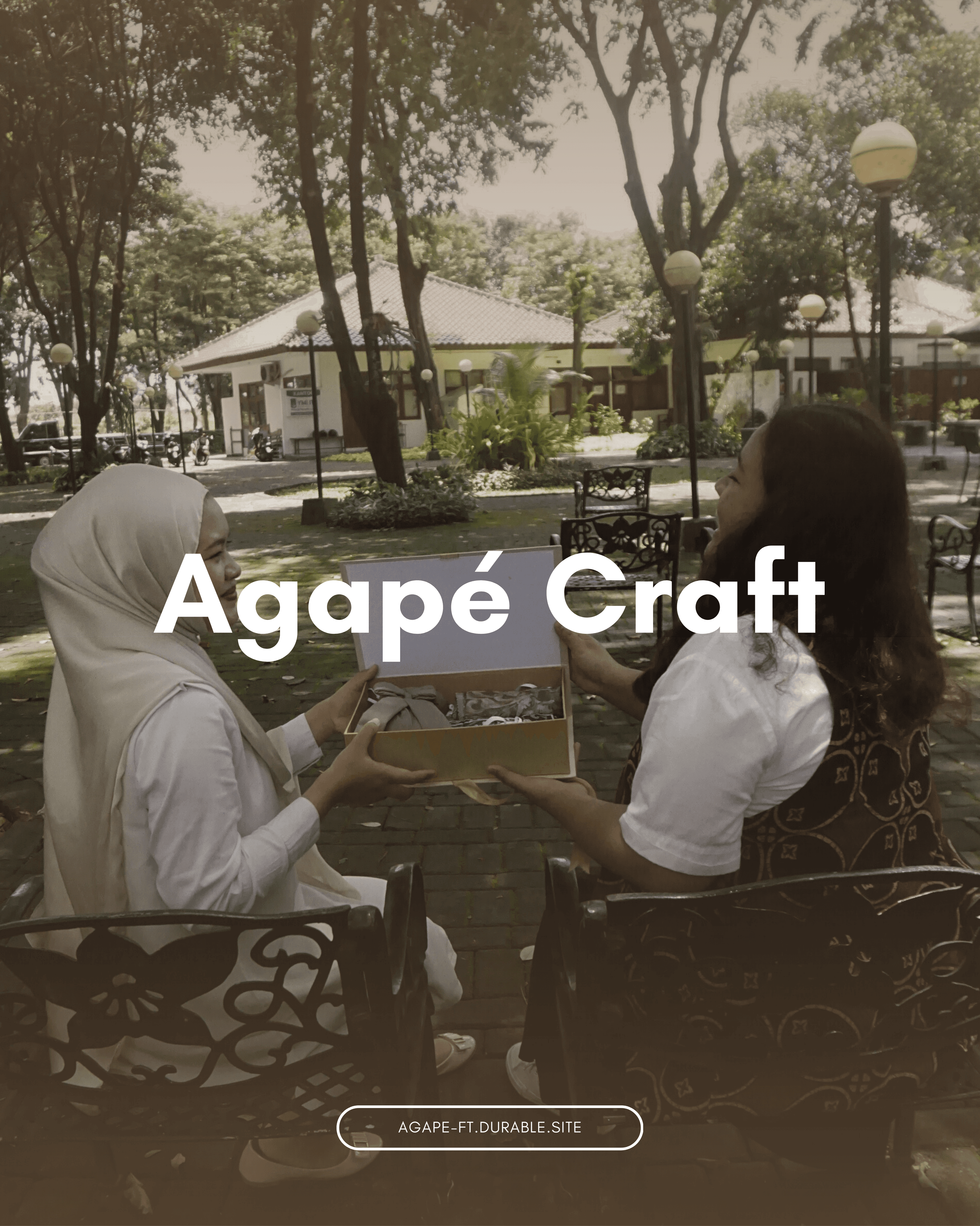 Dua wanita duduk di taman memegang kotak kado terbuka dengan tulisan besar Agapé Craft.